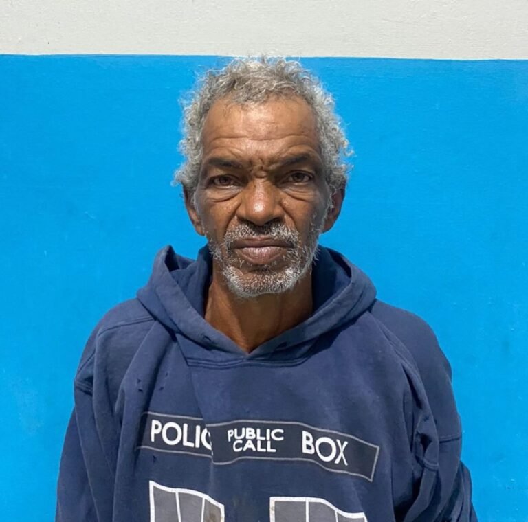 Policia Municipal Baní detiene responsable de vertedero improvisado en zona del mercado