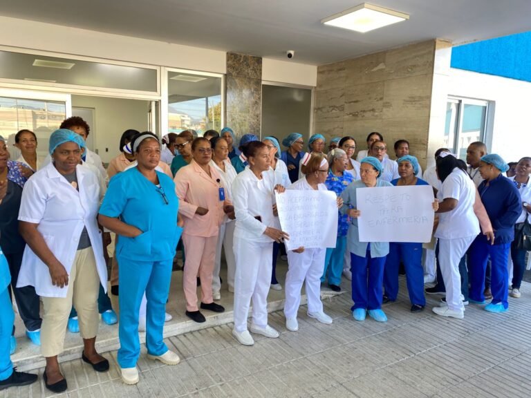 Enfermeras del hospital Nuestra Señora de Regla realizan huelga por suspensión de encargada del área