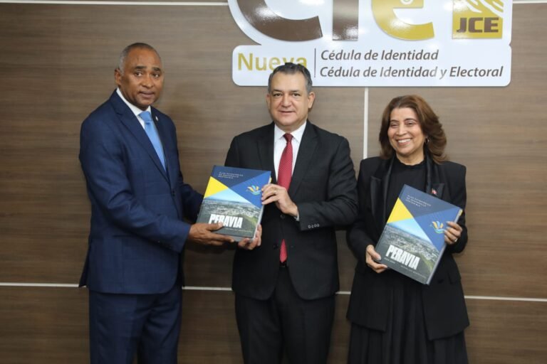 Senador Julito Fulcar entrega ejemplar del Plan Estratégico de Desarrollo Sostenible de Peravia a jueces del pleno de la JCE