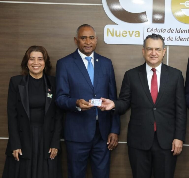 Senador Julito Fulcar recibe nueva Cédula de Identidad de manos del pleno de la JCE