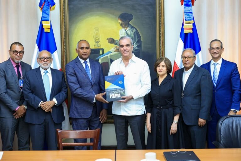 Presidente Luís Abinader se reúne con el Senador Julito Fulcar y el Comité Gestor del Plan Estratégico de Peravia 2025-2055